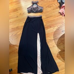 Black
2 piece prom dress new this dress is a size 7 not a 6!